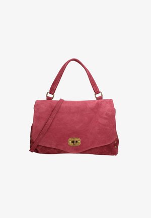 Sac à main en suede rose avec un rabat et une quincaillerie dorée. Équipé d'une anse supérieure et d'une bandoulière réglable, avec des rivets décoratifs sur les côtés.