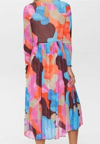 Långärmad klänning med ett färgglatt abstrakt mönster i rosa, orange, blått och brunt; lätt tyg med plisserad kjol och nyckelhålsdetalj bak.