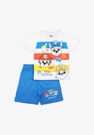 Børneto-delt sæt med Paw Patrol-figurer på en hvid skjorte med striber og matchende blå shorts med animerede hundeansigter.