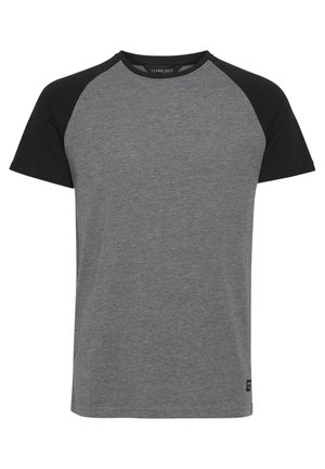 Hallide hall grei T-särk mustade raglanvarrukatega. Pehme kangas, ümar kaelus ja sirge lõige. Vasakul all nurgas on väike logo silt.
