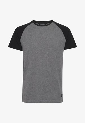 T-shirt gris avec des manches raglan noires. Tissu doux, col ras du cou et coupe droite. Comprend une petite étiquette logo en bas à gauche.