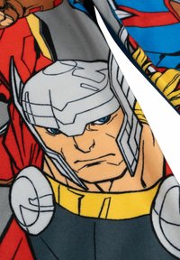 Il tessuto a tema Thor presenta colori vivaci con illustrazioni dettagliate in stile fumetto, con l'elmo argentato di Thor e i suoi forti tratti facciali.