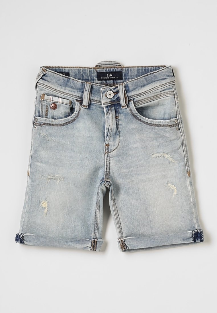 Shorts in denim di colore azzurro chiaro con dettagli strappati, cinque tasche e orlo risvoltato. Presentano una chiusura con bottone e un'etichetta del marchio in vita.