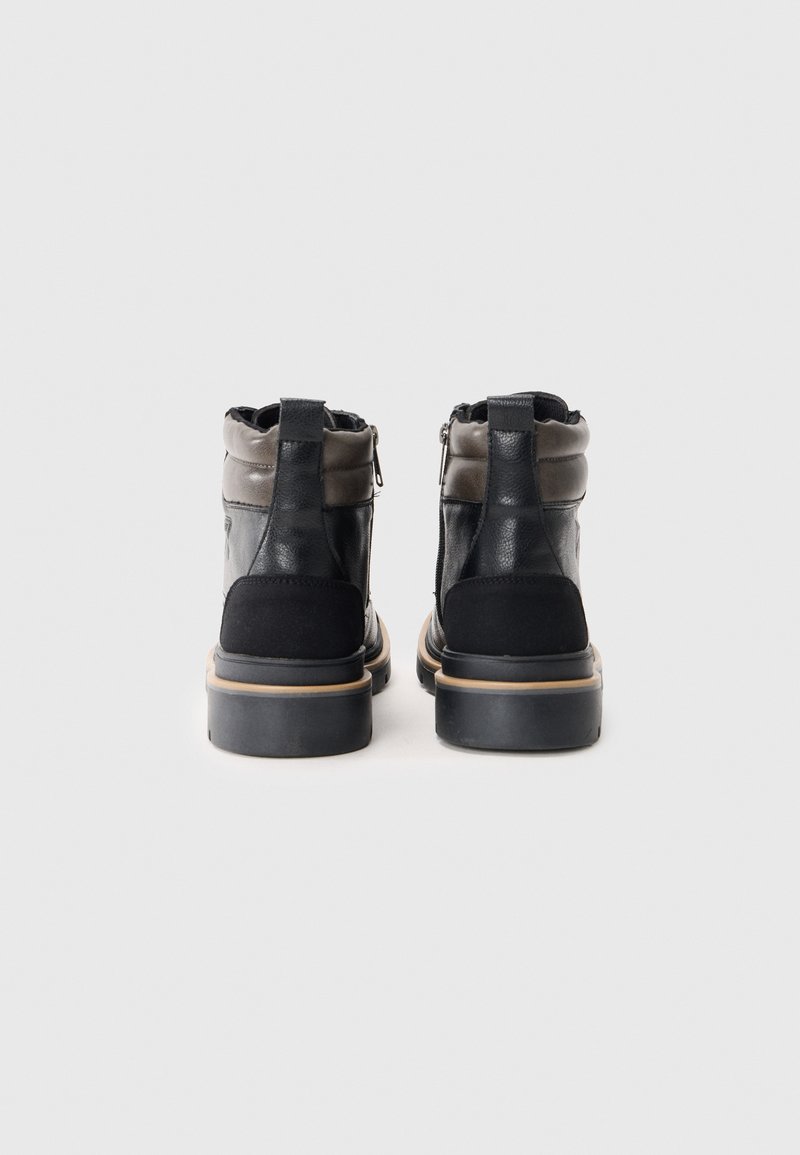 Schwarze Leder-Stiefeletten mit grauem Leder-Obermaterial, das eine strukturierte Oberfläche aufweist, einer Zuglasche an der Rückseite und einer langlebigen Gummisohle.