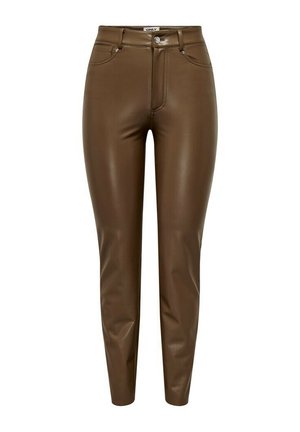 Pantaloni skinny in finta pelle marrone con vita alta, cinque tasche e dettagli metallici in vita e sulle tasche. Finitura liscia e lucida.