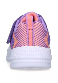 Scarpa atletica viola e rosa con tomaia a righe, cinturino regolabile, suola in gomma testurizzata e colletto imbottito per il comfort.