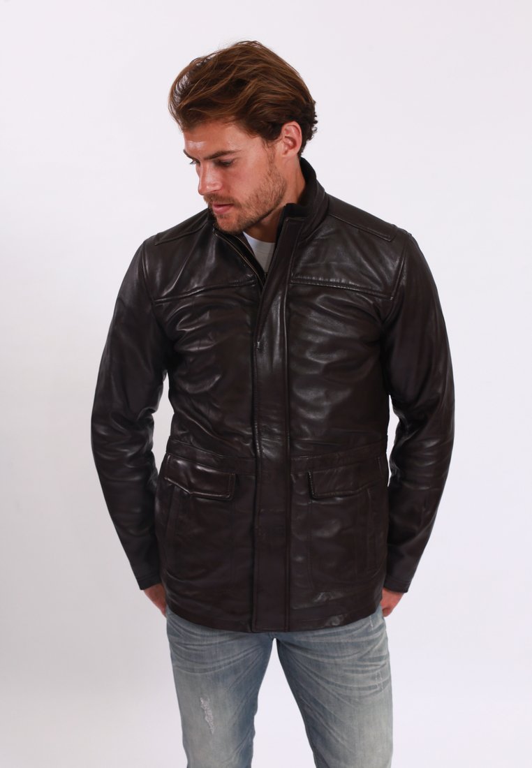 Braune Lederjacke mit hohem Kragen, Reißverschluss, zwei vorderen Taschen und glatter Oberfläche. Das Design umfasst feine Stickdetails.