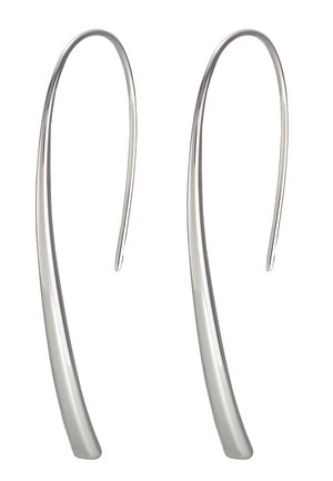 Pendientes largos de plata en forma de gota con un diseño elegante y alargado y una superficie lisa y pulida. Presentan una forma minimalista y curva.