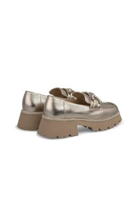 Metallic gold Plattformschuhe mit rundem Zehenbereich, dekorativen Hardware-Akzenten und einer strukturierten Gummisohle für zusätzlichen Grip.
