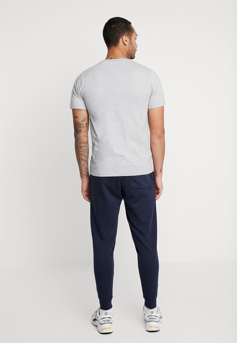 Herren T-Shirts basic | New Balance ESSENTIALS STACKED LOGO T-Shirt print athletic gre/dunkelgrau-meliert - ZU76313 Herren T-Shirts basic | New Balance ESSENTIALS STACKED LOGO T-Shirt print athletic gre/dunkelgrau-meliert - ZU76313