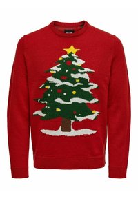 Czerwony sweter z dzianiny z motywem choinki, z zielonymi gałęziami, białymi akcentami śniegu i kolorowymi ozdobami na fakturowanej powierzchni.