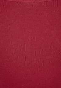 Geribbeld bordeauxrood stof, met een gestructureerd oppervlak dat een consistent patroon heeft en zich goed leent voor aansluitende kleding.