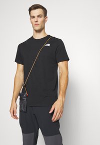 The North Face REDBOX TEE - Majica kratkih rukava s printom - black