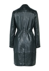 Abrigo negro de cuero con cintura ceñida por un cinturón, mangas largas y una abertura en la parte trasera. Presenta una textura suave y un logo en relieve sutil cerca del cuello.