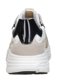 Weiße und beige Sneaker mit einem strukturierten Wildleder- und glatten Lederoberteil, schwarzer Lackfersen und einer dicken weißen Sohle.