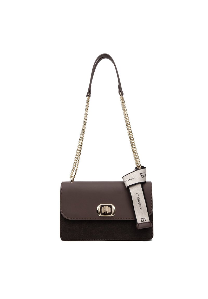 Borsa a tracolla in pelle marrone con catena. Caratterizzata da una chiusura a pattina, accessori in oro e un'etichetta in tessuto con il marchio "CHRISBELLA".