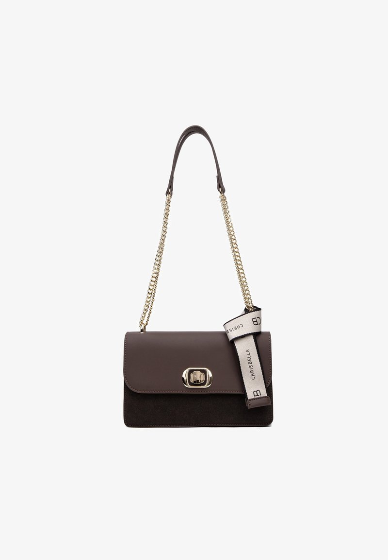 Borsa a tracolla in pelle marrone con catena. Caratterizzata da una chiusura a pattina, accessori in oro e un'etichetta in tessuto con il marchio "CHRISBELLA".