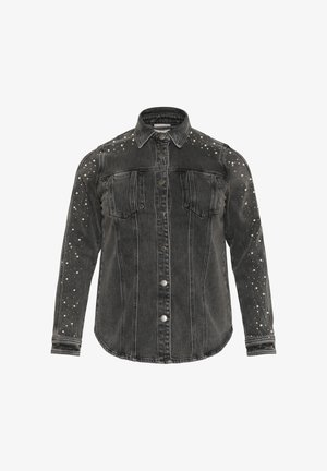 Crna traper jakna s dugmadi, dva džepa na prsima i zakovicama uz ramena. Debeli materijal i oštar ovratnik.