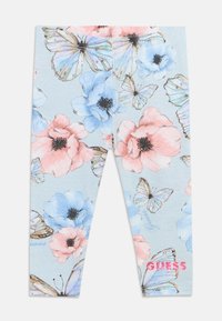 Κολάν με floral σχέδιο που διαθέτει ανοιχτό μπλε φόντο με ροζ και μπλε λουλούδια και πεταλούδες, τελειωμένο με ροζ λογότυπο "Guess".