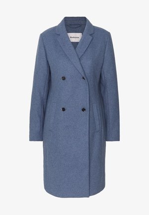 Manteau en laine bleu à double boutonnage avec revers crantés, deux poches avant et boutons noirs, présentant une finition légèrement texturée.