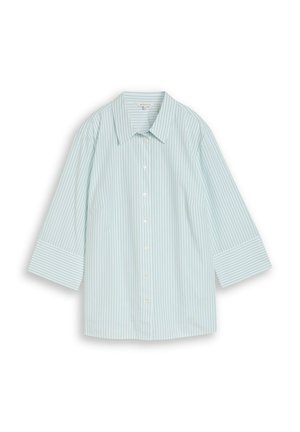 Lichtblauw-wit gestreept overhemd met knopen, driekwartmouwen en een klassieke kraag, plat liggend op een witte achtergrond.