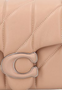 COACH QUILTED COVERED TABBY WITH CHAIN - Rokassoma - lh/buff
