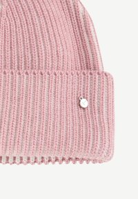 Berretto lavorato a maglia rosa con coste verticali, presenta un orlo piegato e un piccolo dettaglio in argento. Texture morbida, spessore medio.