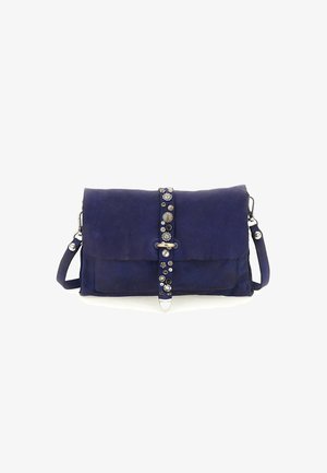 Borsa in pelle blu navy con pattina pieghevole, dettagli decorativi in argento e tracolla. Presenta una superficie testurizzata e cuciture a contrasto.