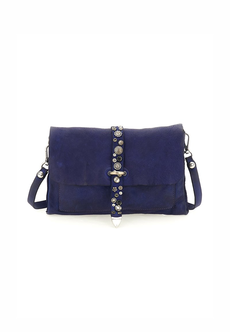 Borsa in pelle blu navy con pattina pieghevole, dettagli decorativi in argento e tracolla. Presenta una superficie testurizzata e cuciture a contrasto.