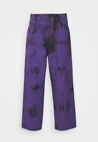 Paarse denim jeans met een tie-dye patroon met donkere spatten. Vijf-pocket ontwerp met een knoopsluiting en rechte pijpen.