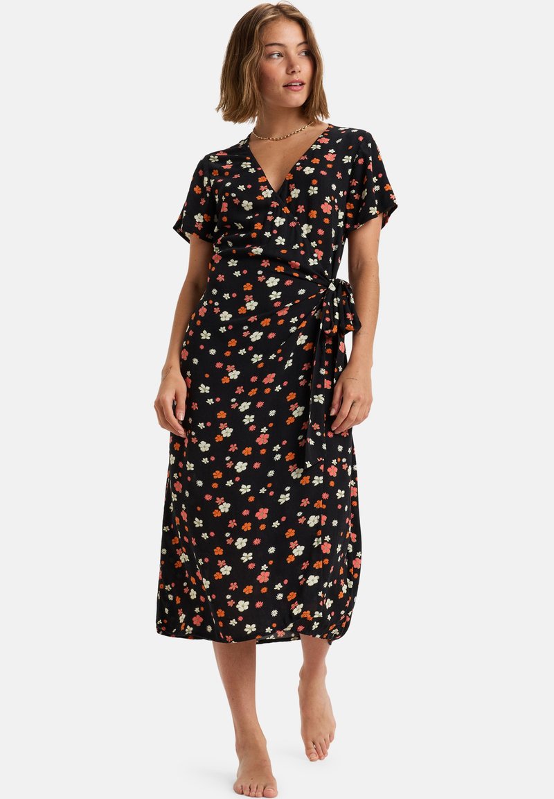 Robe noire portefeuille avec un imprimé floral en rouge, orange et blanc. Manches courtes, décolleté en V et détail de taille nouée. Tissu durable.