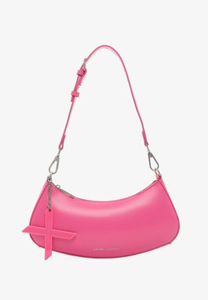 Roze leren handtas met een gebogen ontwerp, zilveren hardware, afneembare schouderriem en een kruisvormige charm die aan de rits is bevestigd.