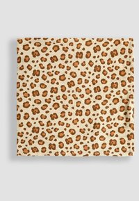 Luipaardprint stof in beige en bruin, met onregelmatige vormen en een soepele textuur. Randen zijn netjes omgezoomd.