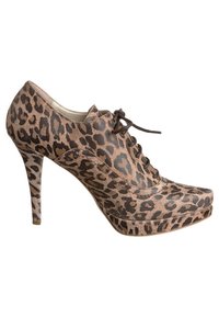 Chaussure à talons hauts à imprimé léopard avec un design à lacets, texture en daim, bout plateforme et un talon stiletto fin. Palette de couleurs marron et noir.