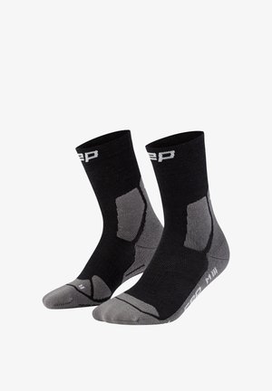 Schwarze und graue Sportsocken mit gepolsterten Bereichen an Ferse und Zehen, mittlerer Wadenlänge und weißem Logotext nahe dem oberen Rand und am Fußgewölbe.