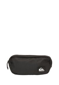 Schwarze rechteckige Tasche aus strukturiertem Stoff, mit einem Reißverschluss und einem weißen Logopatch an der Seite. Kompaktes und funktionales Design.