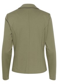 Alyvos žalia švarkas su lygia tekstūra, ilgomis rankovėmis ir apykakle su įpjova. Yra siūtos siūlės ir prigludusi silueto forma. Atgalin view.