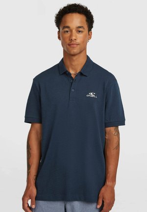 Polo blu navy con maniche corte, apertura con bottoni e logo O'Neill ricamato. Tessuto liscio, vestibilità comoda e orlo posteriore leggermente più lungo.