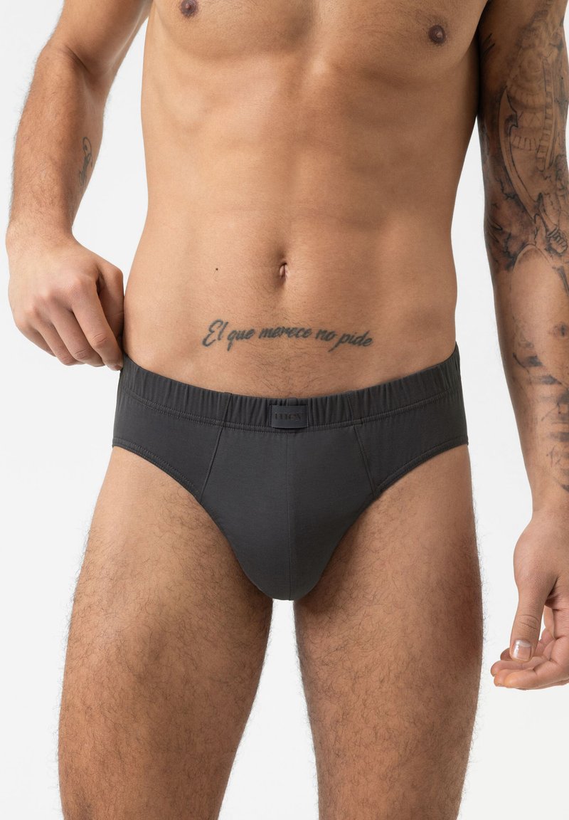 Zwarte katoenen boxershorts voor mannen met een zachte tailleband en gestikte naden. Strak aansluitend ontwerp met een gladde textuur en geen zichtbare patronen.