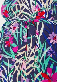 Robe fleurie en tissu bleu marine foncé avec des motifs de feuilles roses et vertes vives, dotée d'une taille cintrée et d'une texture lisse.