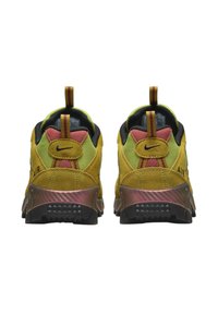 Tenisky Nike Air se žlutým a zeleným semišem, s růžovými a černými akcenty, černou gumovou podrážkou a texturovanými detaily.