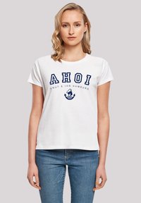 Weißes Baumwoll-T-Shirt mit navyblauer Bedruckung "AHOI" und maritimem Design, kurze Ärmel, runder Halsausschnitt, lockere Passform und glatte Textur.