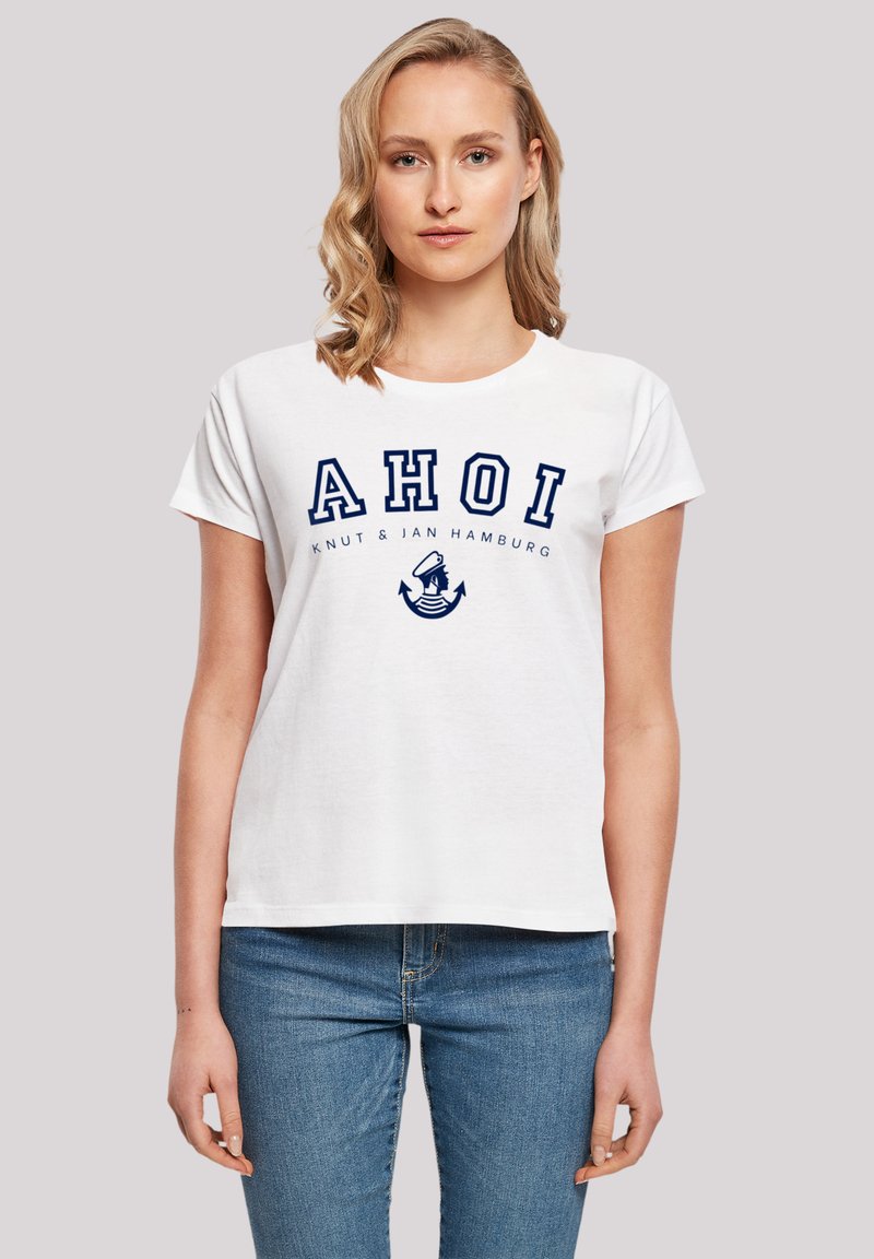 Weißes Baumwoll-T-Shirt mit navyblauer Bedruckung "AHOI" und maritimem Design, kurze Ärmel, runder Halsausschnitt, lockere Passform und glatte Textur.