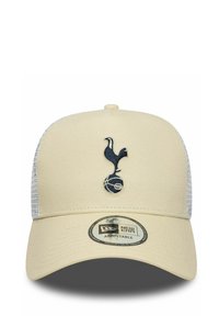 Beige Kappe mit einem gebogenen Schirm, Netzseitelementen und einem gestickten marineblauen Emblem, das einen Hahn und ein Basketball-Logo auf der Vorderseite zeigt.