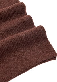 Brązowa dzianina prążkowana, z fakturowaną powierzchnią, złożona z gładkimi krawędziami, dająca miękki i ciepły wygląd.