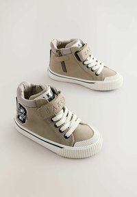 Beige hoge sneakers met witte veters, rubberen zolen, een zijrits en geborduurd logo detail aan de buitenzijde.