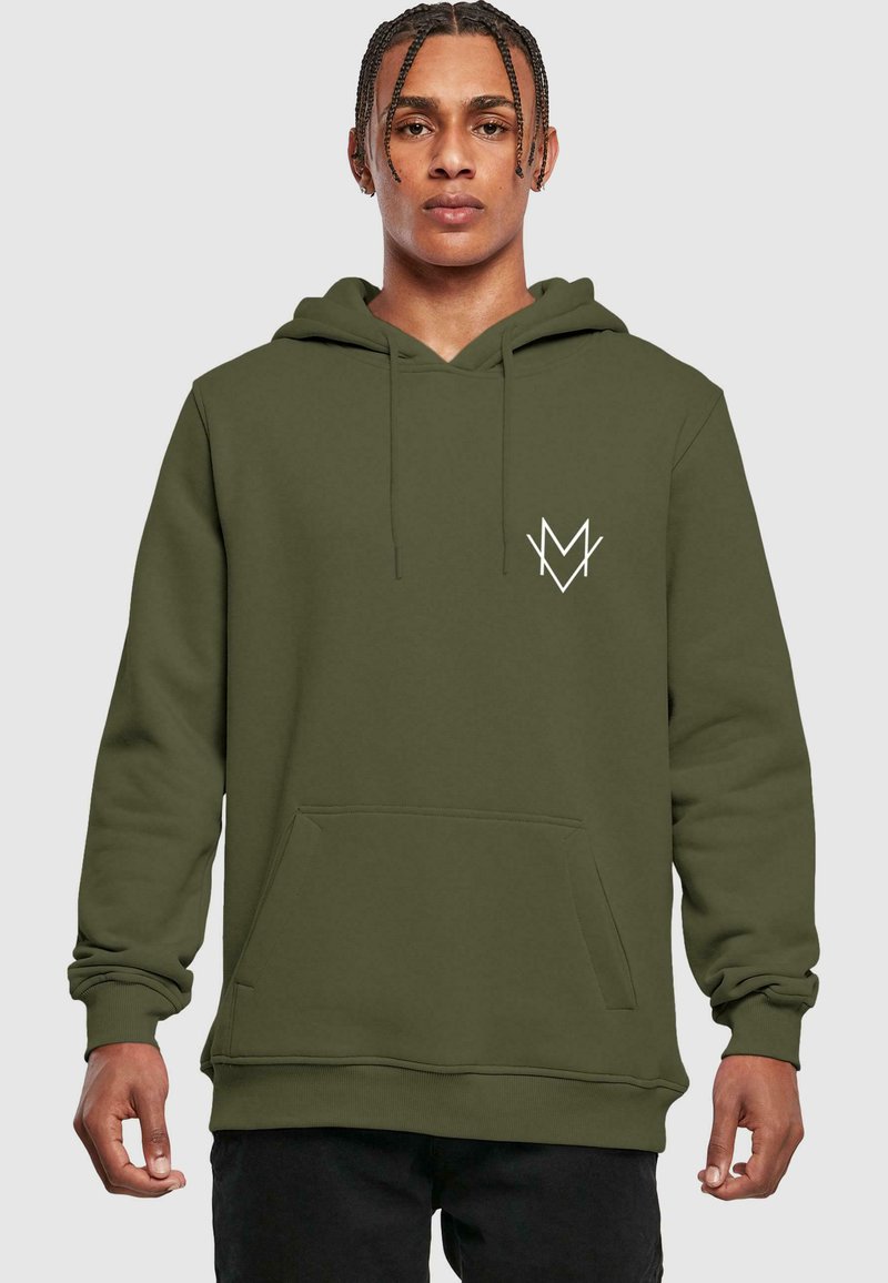 Olivovo zelená mikina s kapucňou vyrobená z jemného materiálu, s klokankovým vreckom a bielym logom na ľavej hrudi. Klasický strih.