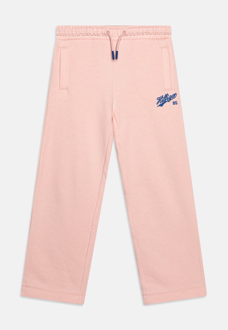 Jasnoróżowe spodnie dresowe z elastycznym pasem, sznurkiem do regulacji i bocznymi kieszeniami. Posiadają niebieski haftowany logo "Holliger 85" na lewej nodze.