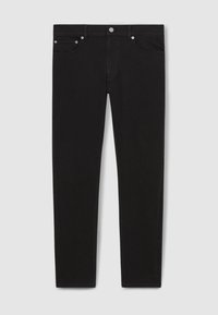 Zwarte slim-fit broek met voorknop, ceintuurlussen en twee voorzakken tegen een effen lichte achtergrond.