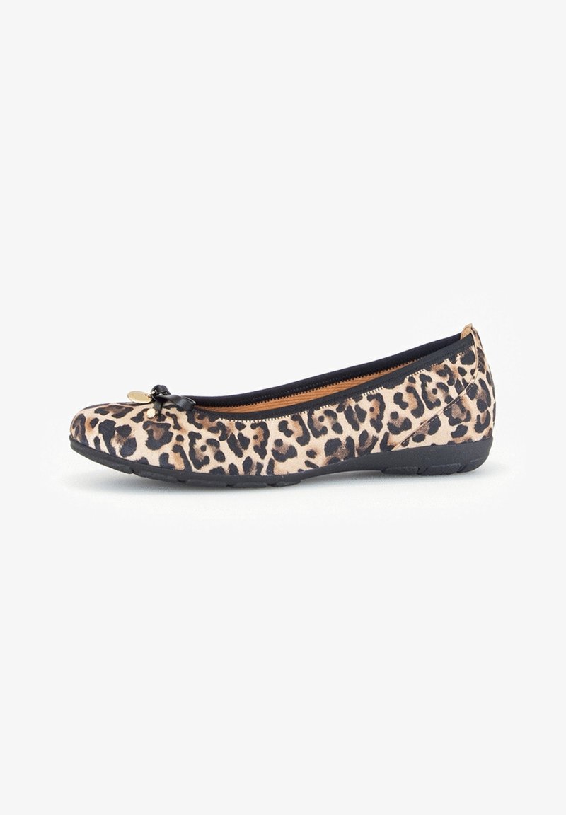 Chaussure plate à imprimé léopard avec un bout arrondi, un bord noir, un petit nœud décoratif et une semelle souple pour le confort. Fabriquée en tissu texturé.